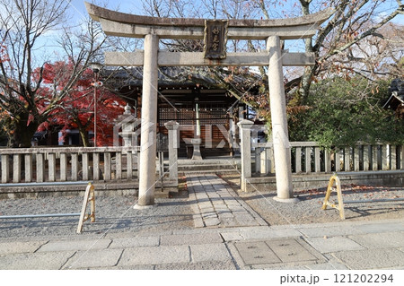 京都のの本満寺参道脇にある摂社 121202294