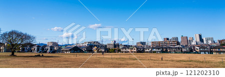 澄んだ青空と広い公園を囲む住宅街 澄んだ青空と広い公園を囲む住宅街 121202310
