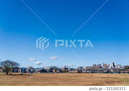 澄んだ青空と広い公園を囲む住宅街 澄んだ青空と広い公園を囲む住宅街 121202311