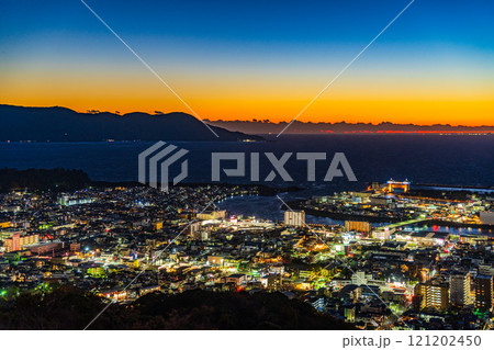 【静岡県】夕暮れの沼津港と駿河湾の夕陽 121202450