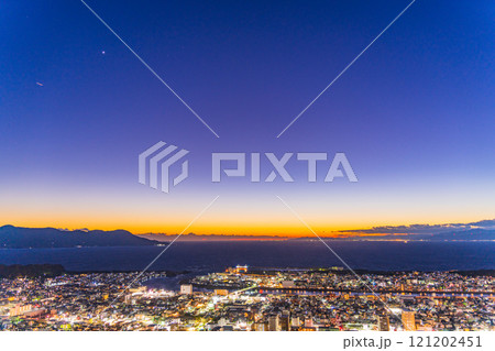 【静岡県】夕暮れの沼津港と駿河湾の夕陽 121202451