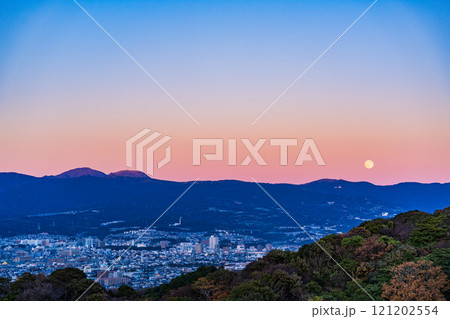 【静岡県】夕暮れの三島の街並みと箱根連山から昇る満月 121202554