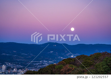 【静岡県】夕暮れの三島の街並みと箱根連山から昇る満月 121202557