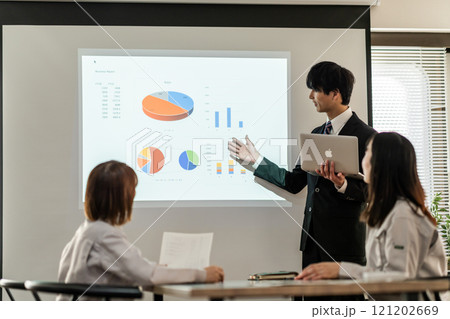 社内講習を受けるエンジニア 121202669