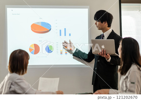 社内講習を受けるエンジニア 社内講習を受けるエンジニア 121202670