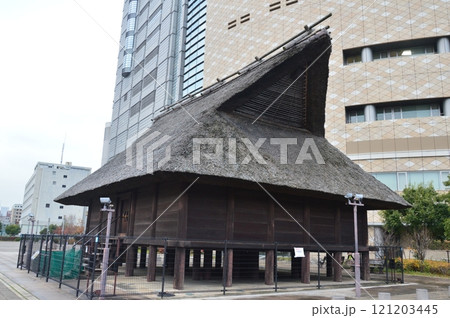 5世紀の大型高床建物(復元)(法円坂遺跡/大阪府大阪市中央区大手前4) 5世紀の大型高床建物(復元)(法円坂遺跡/大阪府大阪市中央区大手前4) 121203445