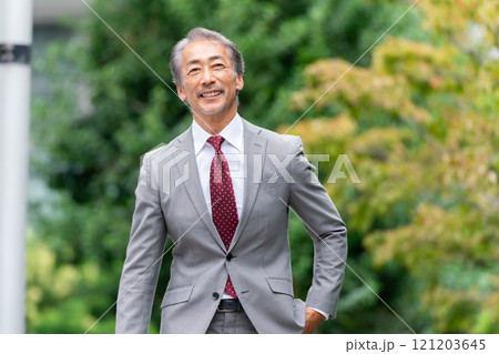 ビジネス　シニア男性　歩く 121203645