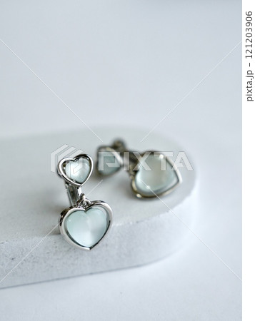 白背景でアクセサリー 121203906