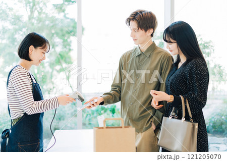 スマホ決済をするカップル 121205070