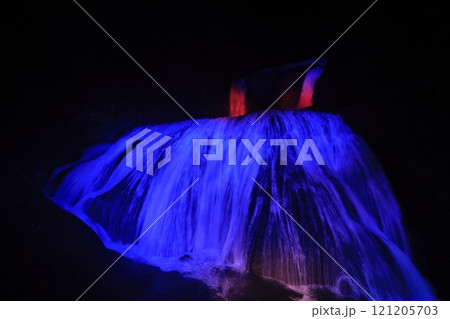 暗闇に浮かび上がる、ライトアップされた日本三名瀑の一つ、茨城県の「袋田の滝」 暗闇に浮かび上がる、ライトアップされた日本三名瀑の一つ、茨城県の「袋田の滝」 121205703