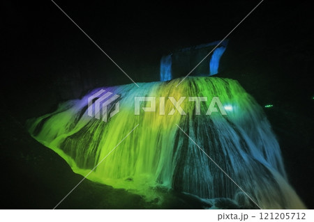 暗闇に浮かび上がる、ライトアップされた日本三名瀑の一つ、茨城県の「袋田の滝」 121205712