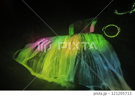 暗闇に浮かび上がる、ライトアップされた日本三名瀑の一つ、茨城県の「袋田の滝」 121205713