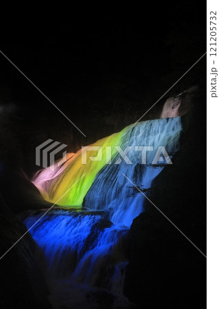 暗闇に浮かび上がる、ライトアップされた日本三名瀑の一つ、茨城県の「袋田の滝」 暗闇に浮かび上がる、ライトアップされた日本三名瀑の一つ、茨城県の「袋田の滝」 121205732