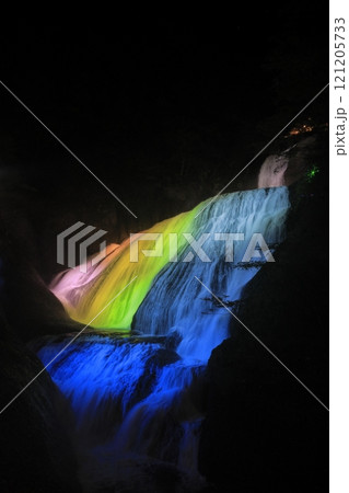 暗闇に浮かび上がる、ライトアップされた日本三名瀑の一つ、茨城県の「袋田の滝」 121205733