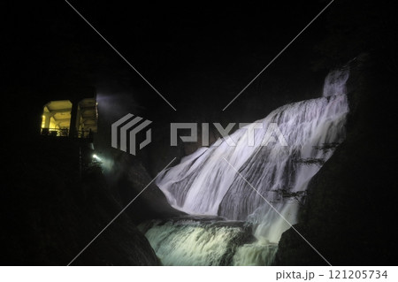 暗闇に浮かび上がる、ライトアップされた日本三名瀑の一つ、茨城県の「袋田の滝」 暗闇に浮かび上がる、ライトアップされた日本三名瀑の一つ、茨城県の「袋田の滝」 121205734