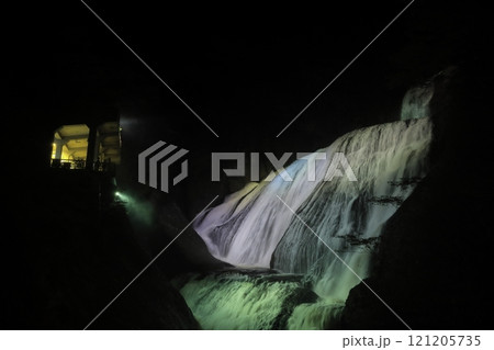 暗闇に浮かび上がる、ライトアップされた日本三名瀑の一つ、茨城県の「袋田の滝」 121205735