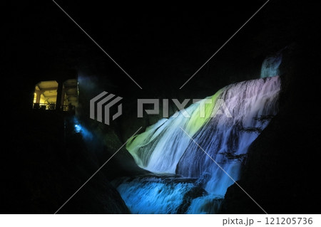 暗闇に浮かび上がる、ライトアップされた日本三名瀑の一つ、茨城県の「袋田の滝」 121205736