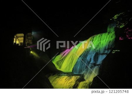 暗闇に浮かび上がる、ライトアップされた日本三名瀑の一つ、茨城県の「袋田の滝」 121205748