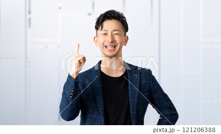 人差し指を立てて案内する男性ビジネスマン 121206388