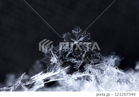 natural snowflakes on snow, winter natural snowflakes on snow, winter 121207349