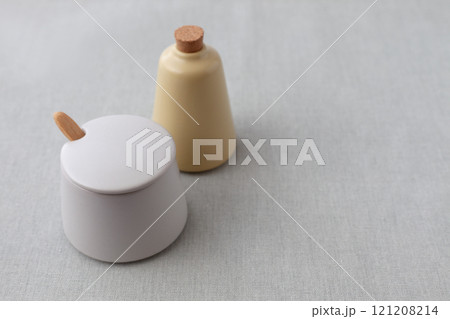 調味料を置いたテーブル 121208214