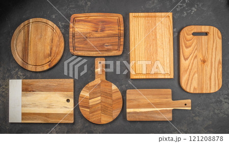 Assortment of wooden cutting boards on a dark background. kitchen utensils, top view 121208878