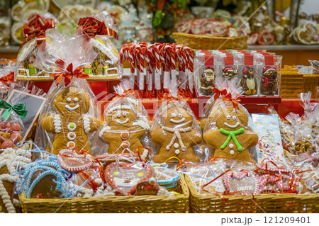 Christmas market stall with gingerbread cookies and candy canes. Concept of festive baking, sweet holiday treats 121209401