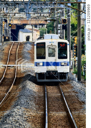 車齢50年!!下町を行く… 亀戸線を快走するベテラン通勤車『8000系』 121209969