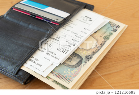 財布とお札とレシート 新紙幣 皮財布に入ったレシート 財布とお札とレシート 新紙幣 皮財布に入ったレシート 121210695