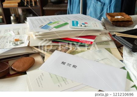 汚部屋から発見された遺言書　遺品整理　汚部屋　後から見つかった遺言書 121210696