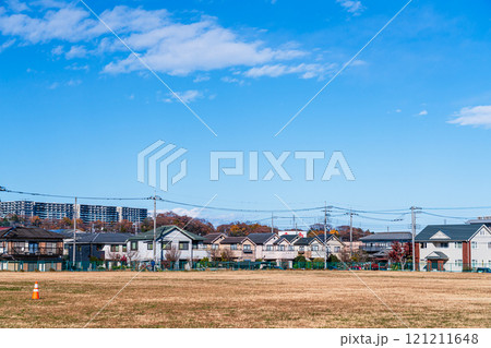 澄んだ青空と広い公園を囲む住宅街 121211648
