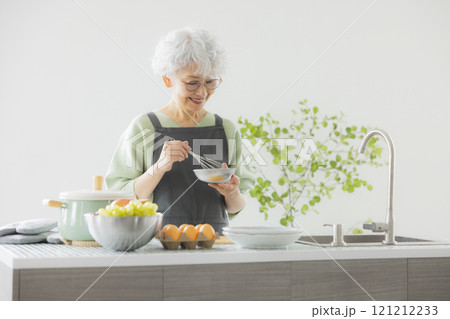 キッチンに立つグレイヘアの女性 121212233