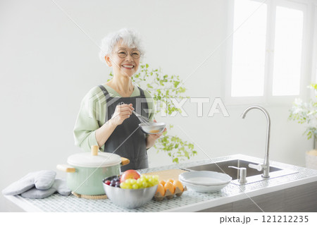 キッチンに立つグレイヘアの女性 121212235