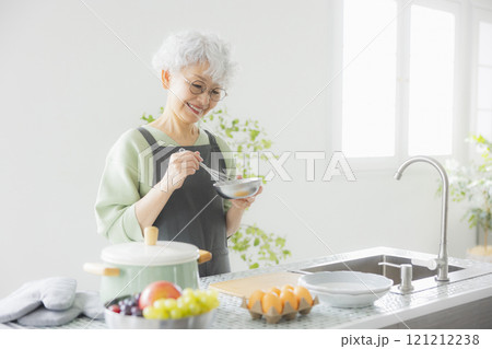 キッチンに立つグレイヘアの女性 121212238