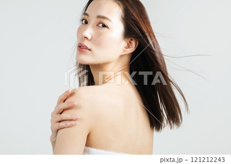 肌と髪が綺麗な女性のビューティーイメージ 121212243