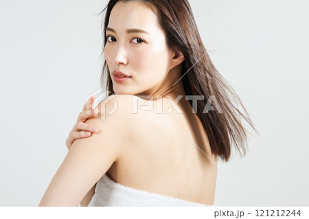 肩から背中が綺麗な若い女性のビューティーイメージ 121212244