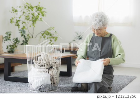 家事をするシニア女性 家事をするシニア女性 121212250