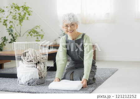 家事をするシニア女性 121212252