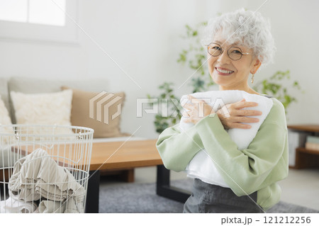 家事をするシニア女性 家事をするシニア女性 121212256
