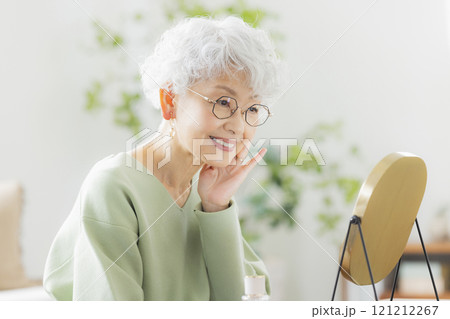 鏡を見るシニア女性 121212267
