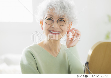 鏡を見るシニア女性 121212268