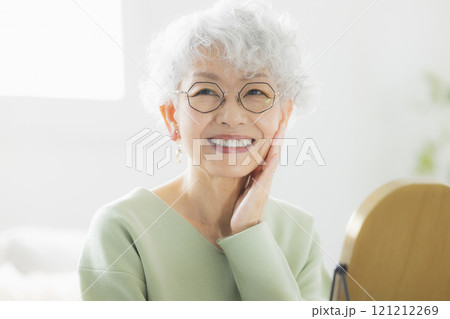 鏡を見るシニア女性 121212269