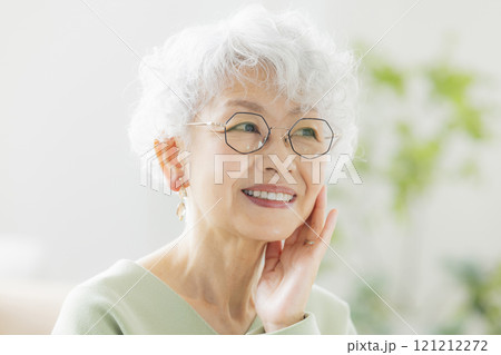 鏡を見るシニア女性 121212272