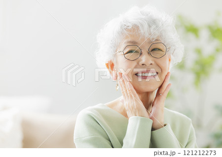 鏡を見るシニア女性 鏡を見るシニア女性 121212273