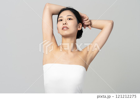 チューブトップを着た若い女性の脱毛イメージ 121212275