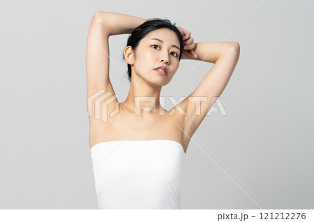 チューブトップを着た若い女性の脱毛イメージ チューブトップを着た若い女性の脱毛イメージ 121212276