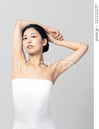 チューブトップを着た若い女性の脱毛イメージ 121212277