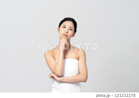 美容やダイエットについて悩む若い女性 121212278