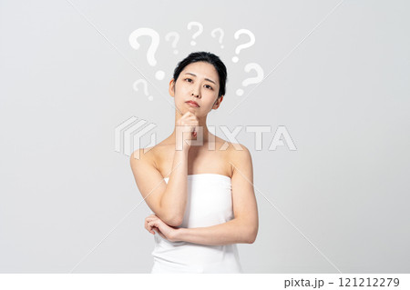美容やダイエットについて悩む若い女性 美容やダイエットについて悩む若い女性 121212279