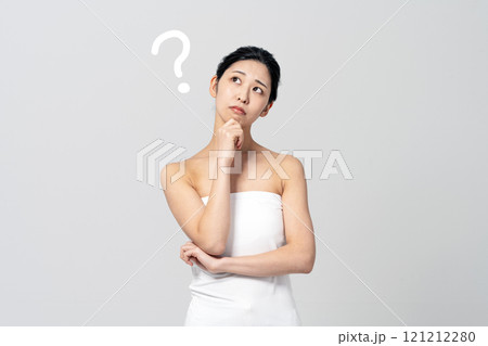 美容やダイエットについて悩む若い女性 121212280